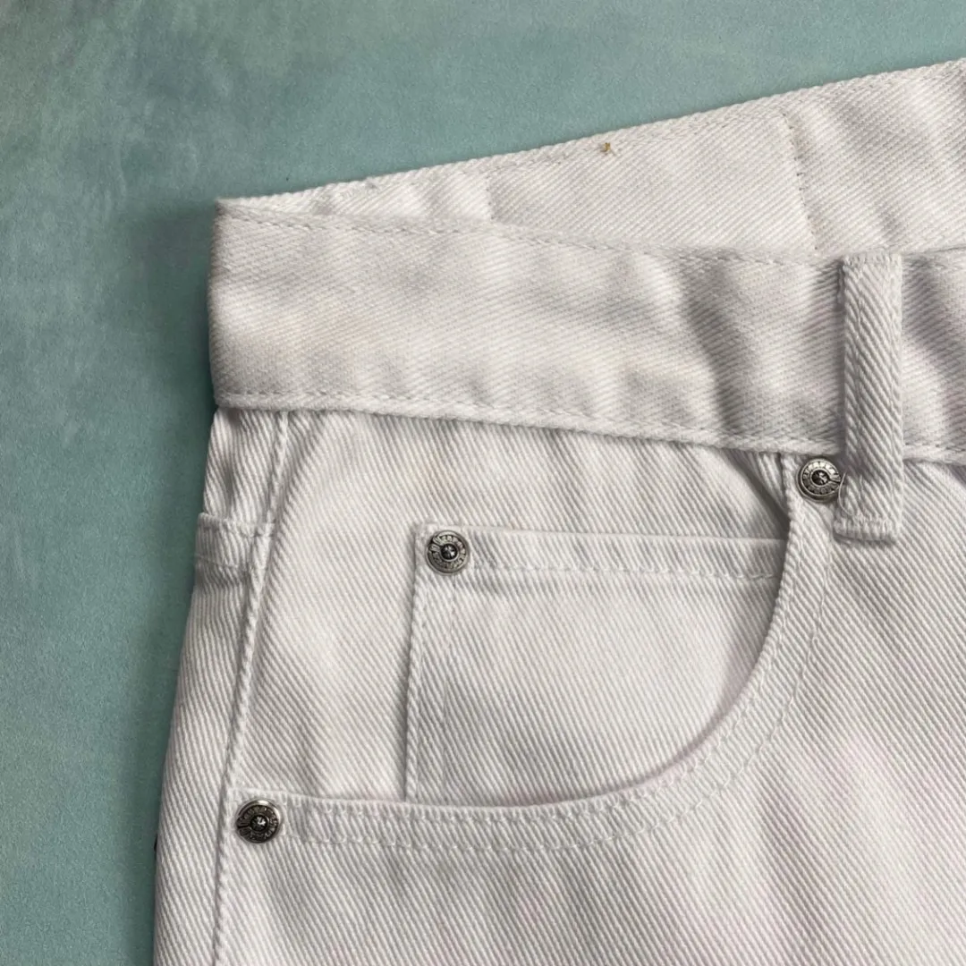 🅿️240 🔘Style No.-KL122 🔘Cro Heart𝐂𝐡𝐫𝐨𝐦𝐞 𝐇𝐞𝐚𝐫𝐭 Miami high street white pink cross patchwork leather retro straight jeans* are carefully crafted with top-notch heavy-duty washing technology, and every process is dedicated to ingenuity. The calfskin is precisely laser-cut and turned into exquisite crosses, showing a luxurious texture in every detail. Paired with distressed silver hardware, the retro charm and fashion style are cleverly blended. The straight-leg design is a unique one, instantly slimming the upper body, modifying the lines of the legs, and showing a neat and capable temperament. From fabric selection to craftsmanship, every step is strictly controlled to show high-end quality and be clearly distinguished from ordinary products on the market. It is tailor-made for you who pursue the ultimate fashion.  Size: S M L XL (28.30.32.34) Color: white and pink